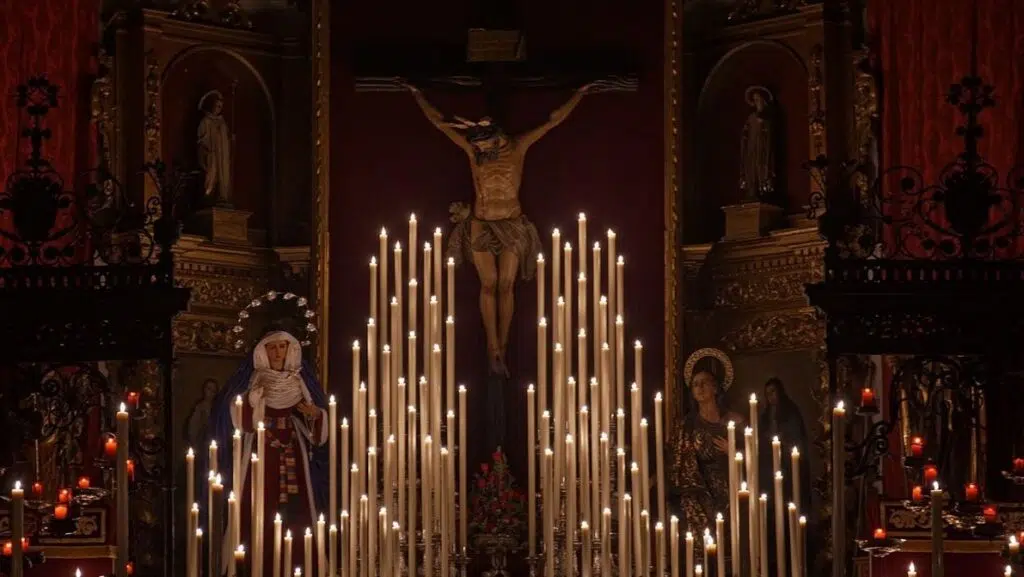 Altar con los titulares de la Hermandad de la Hiniesta de Sevilla