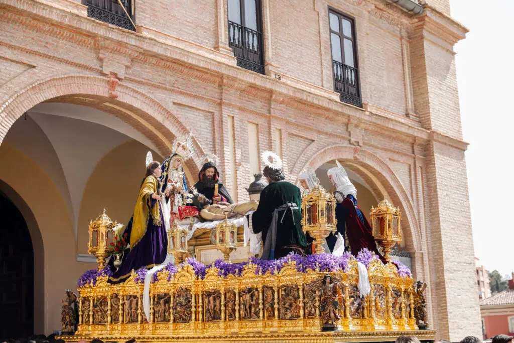 Trono de Santisimo Cristo Yacente de la Paz y Unidad Sagrada Mortaja El Monte Calvario