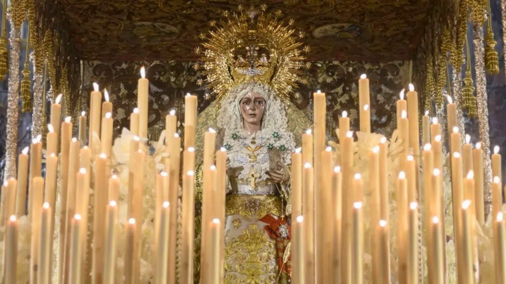 La Macarena en su historica procesion a la Catedral de Sevilla